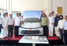नगर-पुणे रोड येथील वासन टोयोटा शोरुममध्ये अद्यावत हायब्रिड कॅम्रीचे अनावरण
